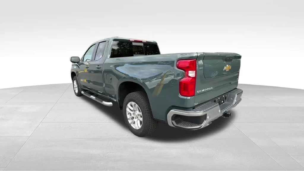 Used 2025 Gray Chevrolet LT image 4