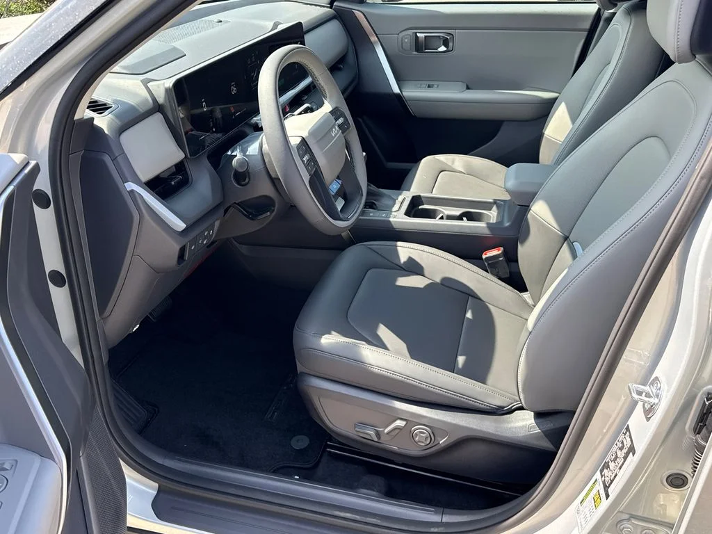 New 2027 Ivory Silver Kia EX image 9