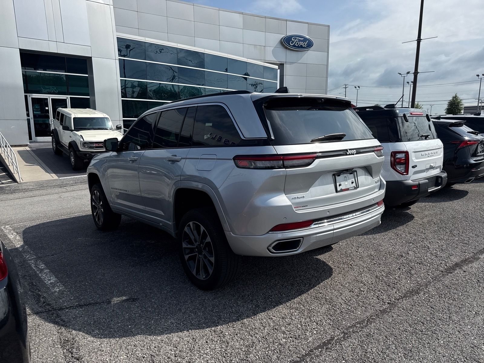 Used 2024 Silver Jeep Overland image 3