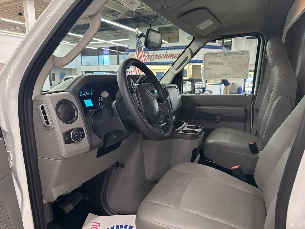 New 2025 Oxford White Ford E-350 SRW image 21