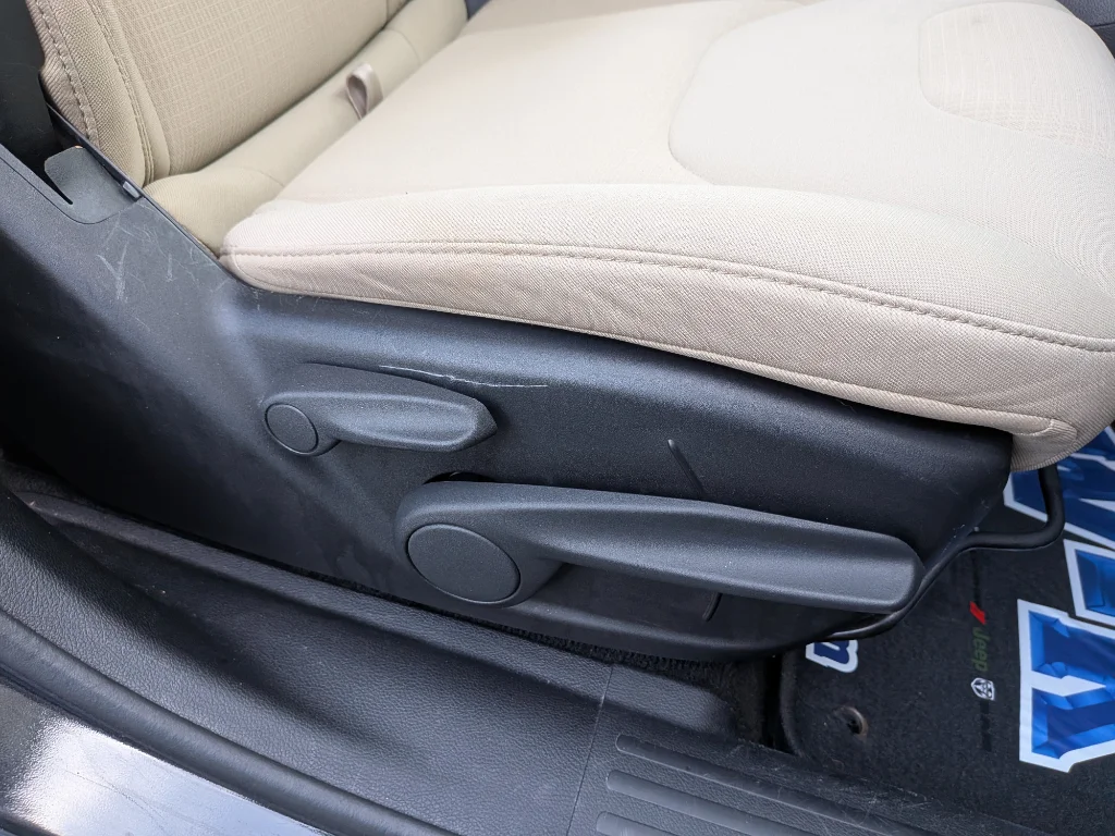 Used 2015 Brilliant Black Crystal Pearlcoat Jeep Latitude image 21