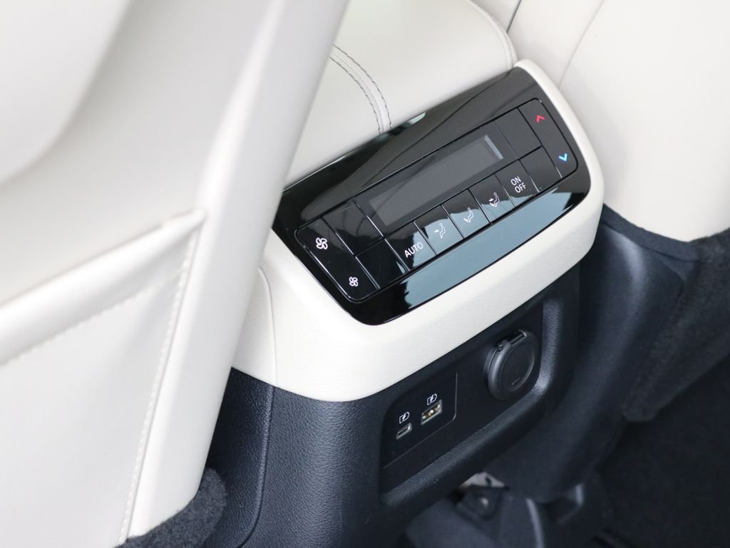 Used 2023 White INFINITI LUXE image 32