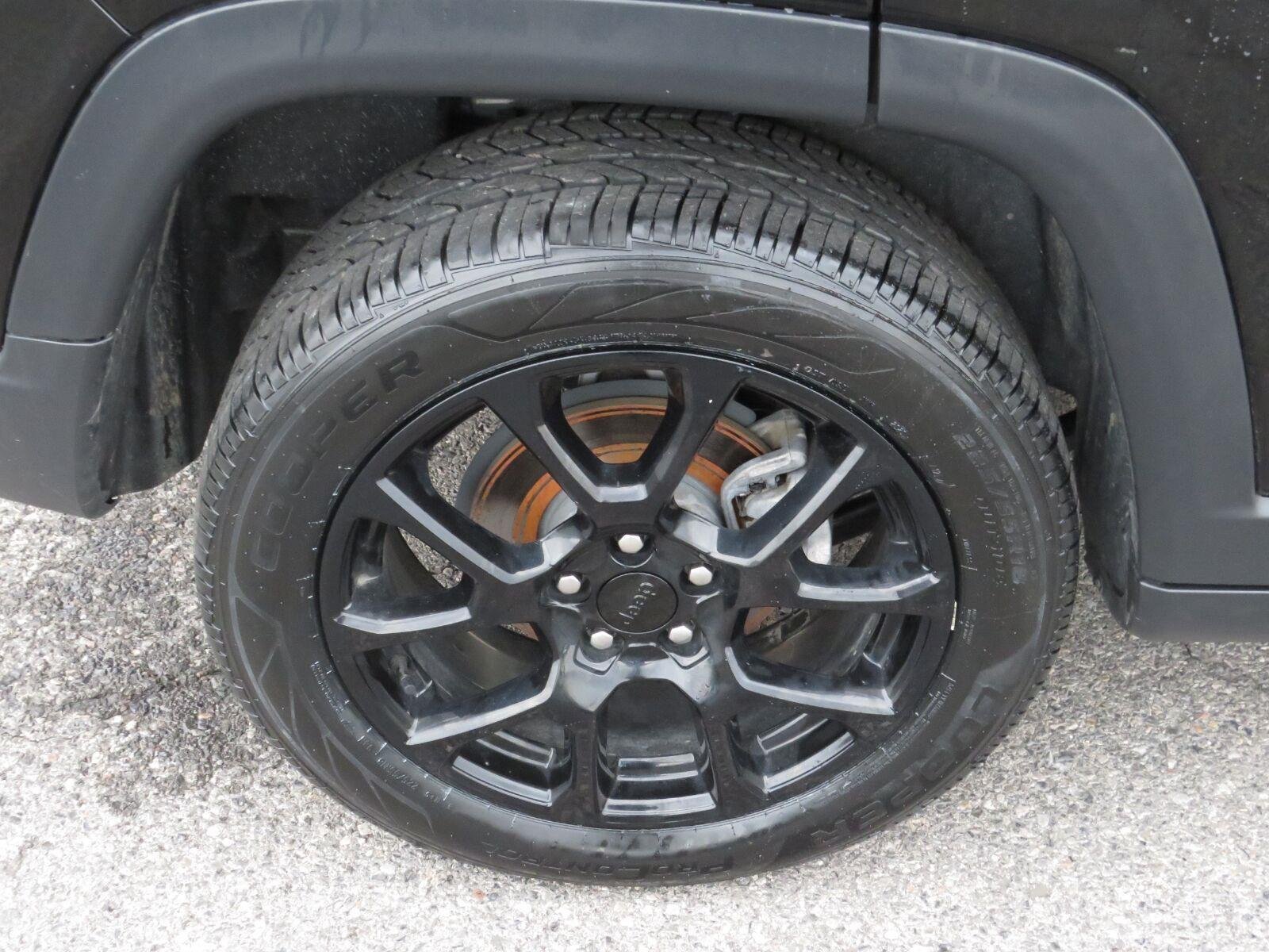 Used 2024 Diamond Black Crystal Pearlcoat Jeep Latitude image 16