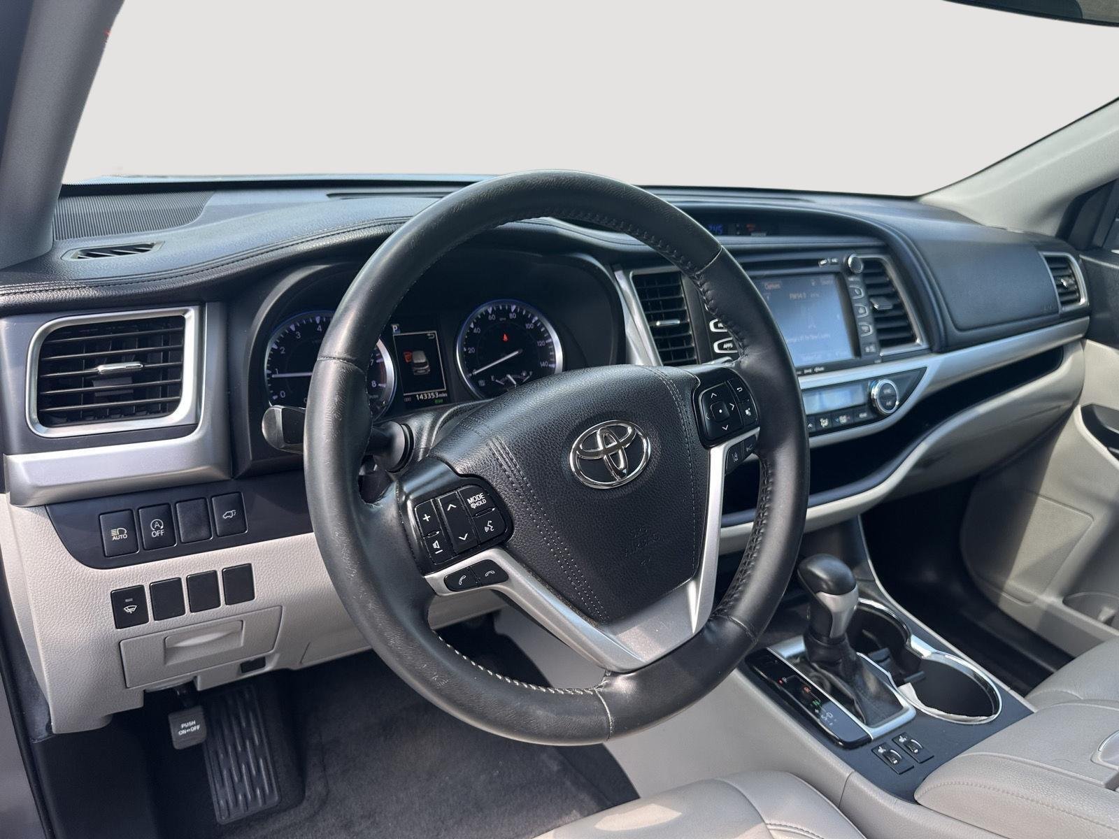 Used 2019 Predawn Gray Mica Toyota XLE image 10