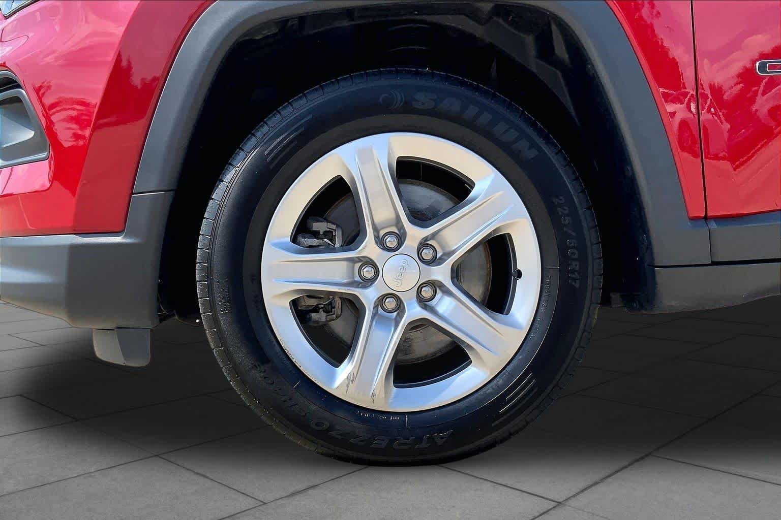 Used 2024 Red Hot Pearlcoat Jeep Latitude image 11