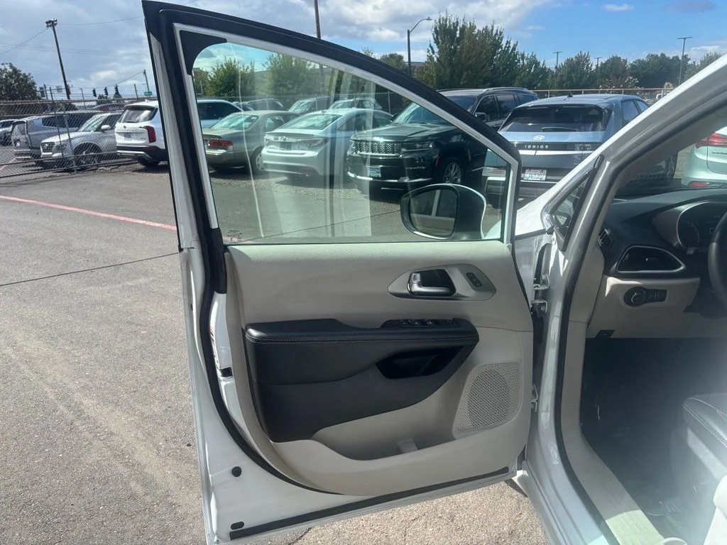 Used 2023 Bright White Clearcoat Chrysler Touring L image 21