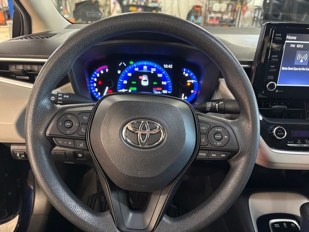 Used 2022  Toyota LE image 19