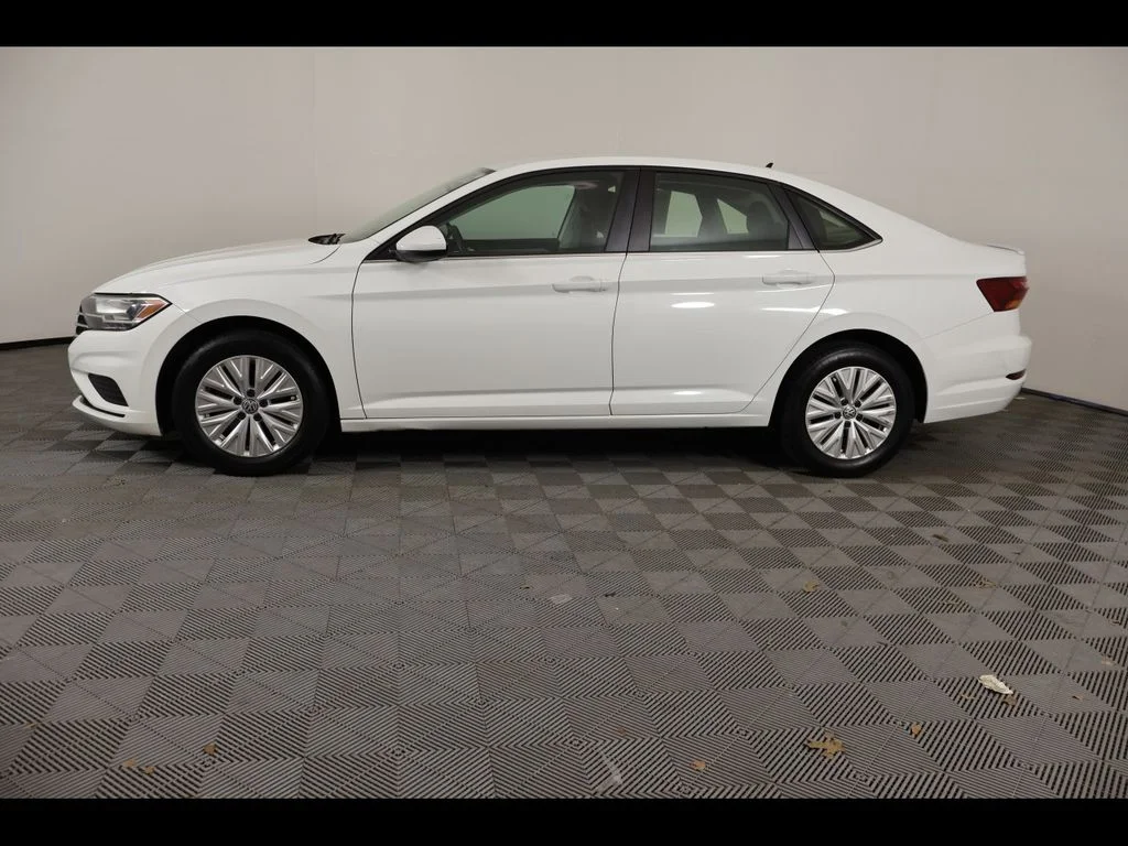 Used 2019 White Volkswagen 1.4T S image 2