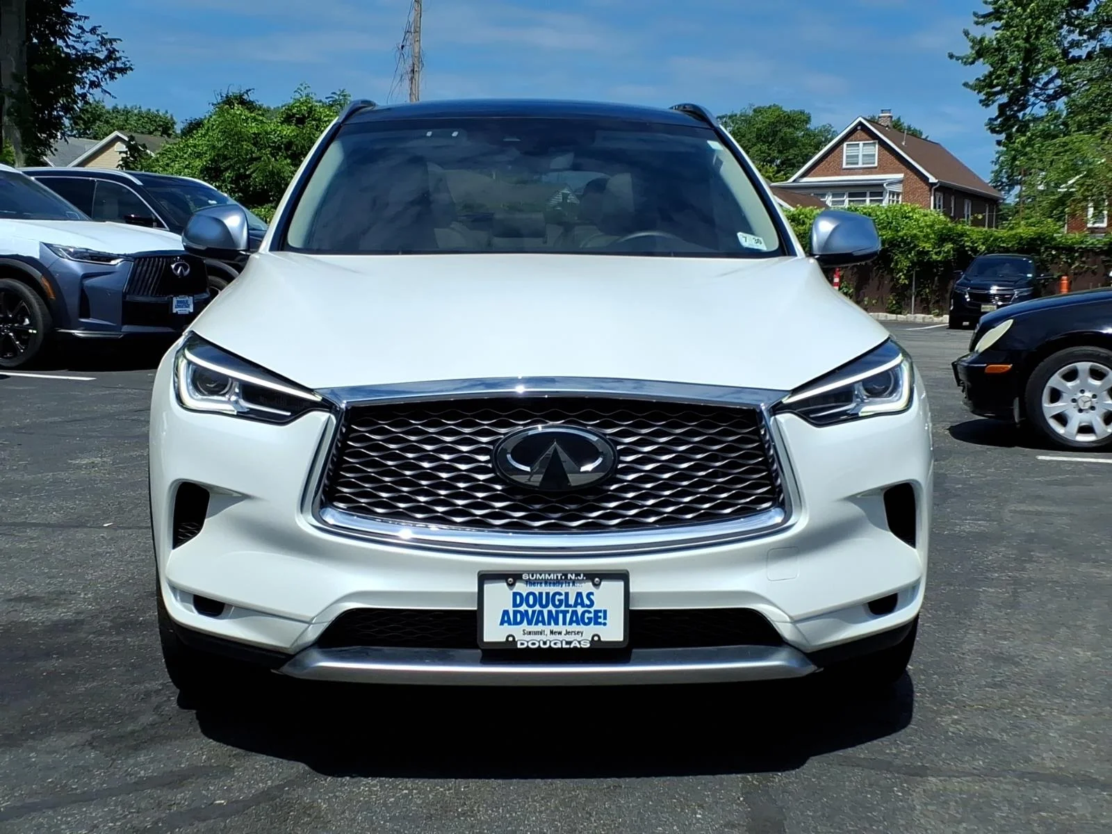 Certified Used 2025 White INFINITI LUXE image 3
