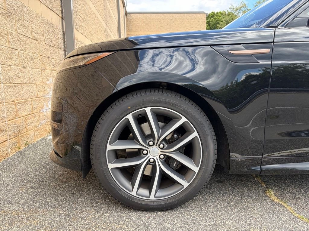 Used 2023 Black Land Rover SE Dynamic image 9