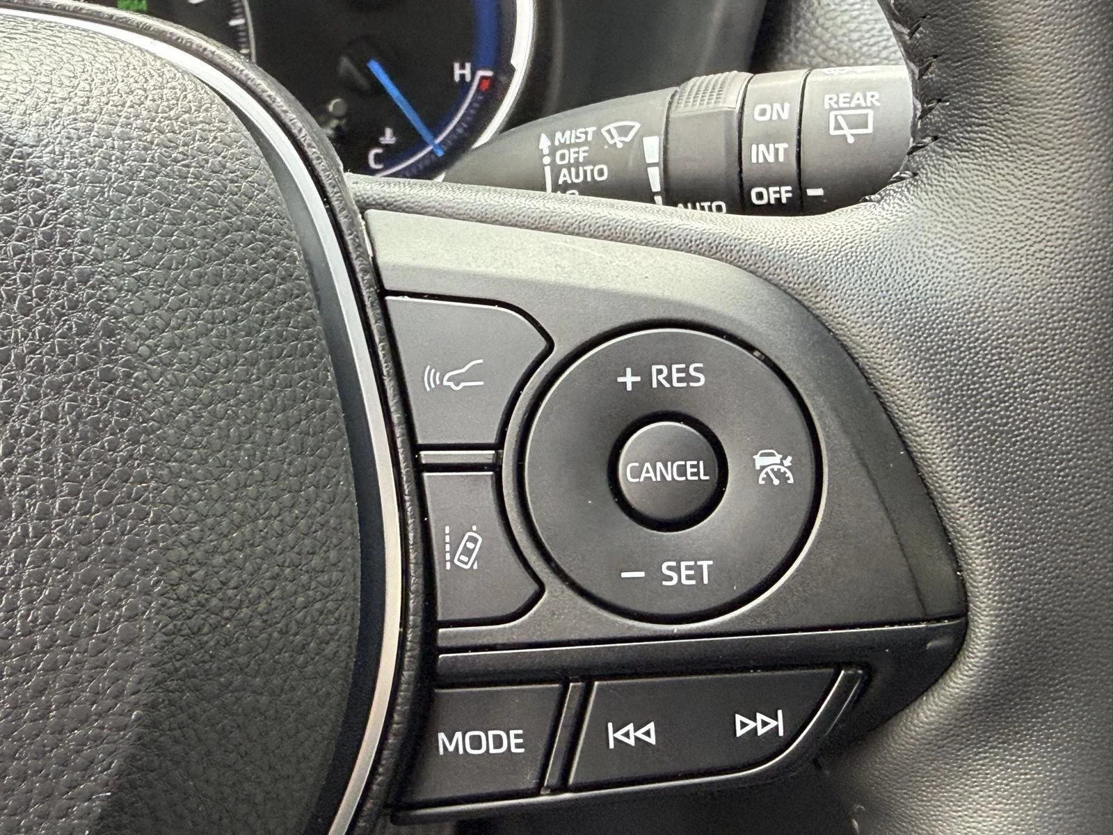 Used 2025 Magnetic Gray Metallic Toyota Hybrid XLE Premium image 27