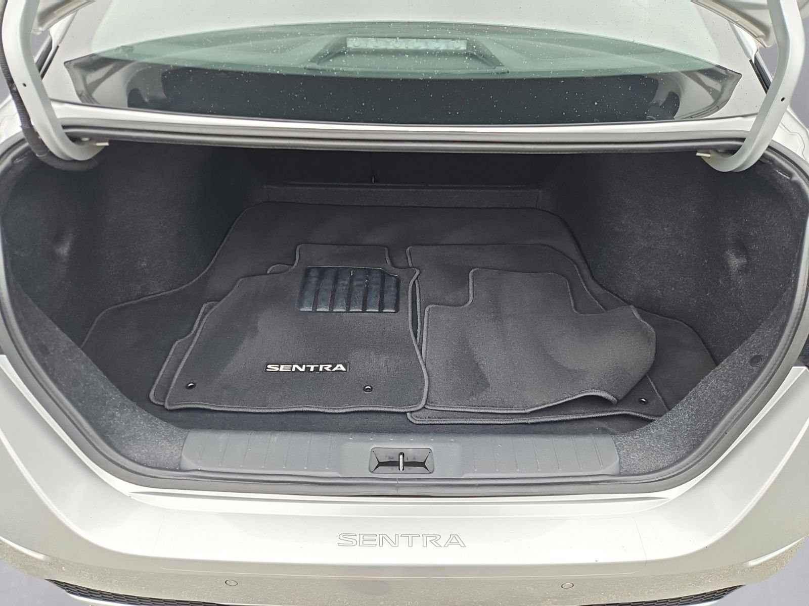 Used 2022 Silver Nissan S image 33