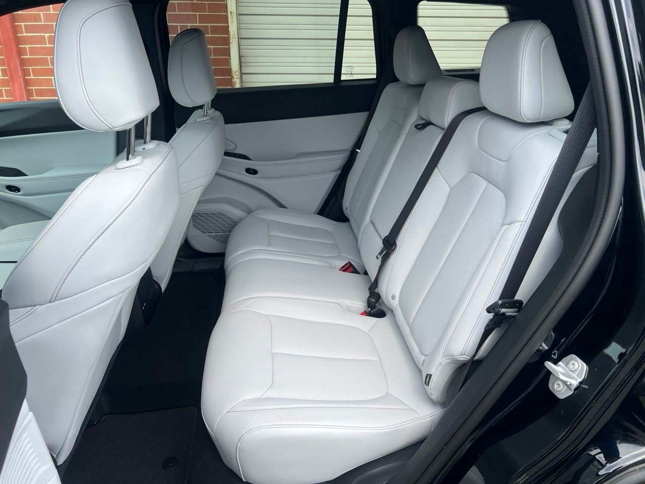 New 2026 Diamond Black Crystal Pearl-Coat Exterior Paint Jeep Limited image 18