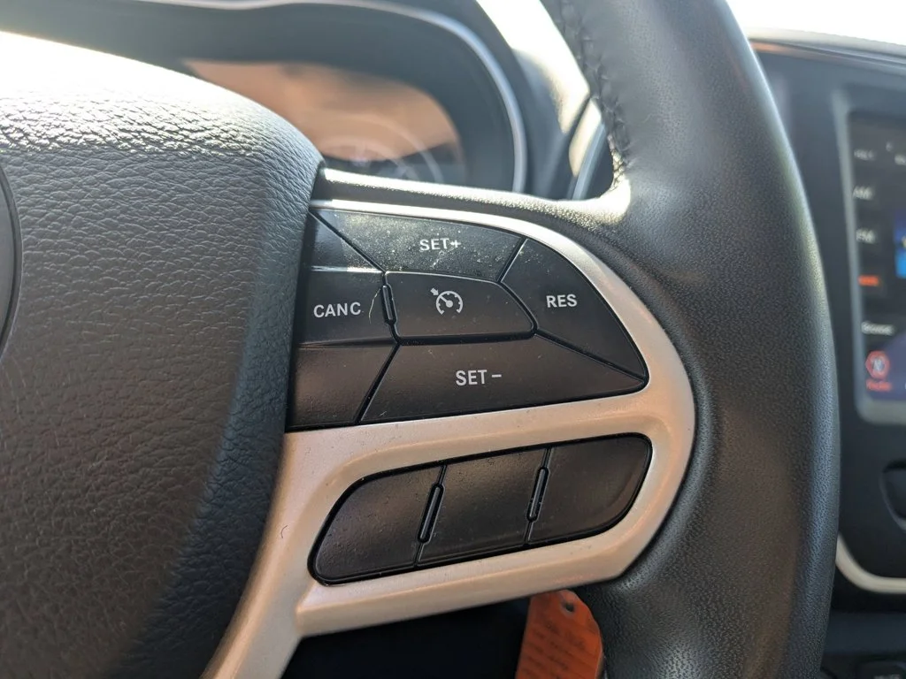 Used 2022 Bright White Clearcoat Jeep X image 21