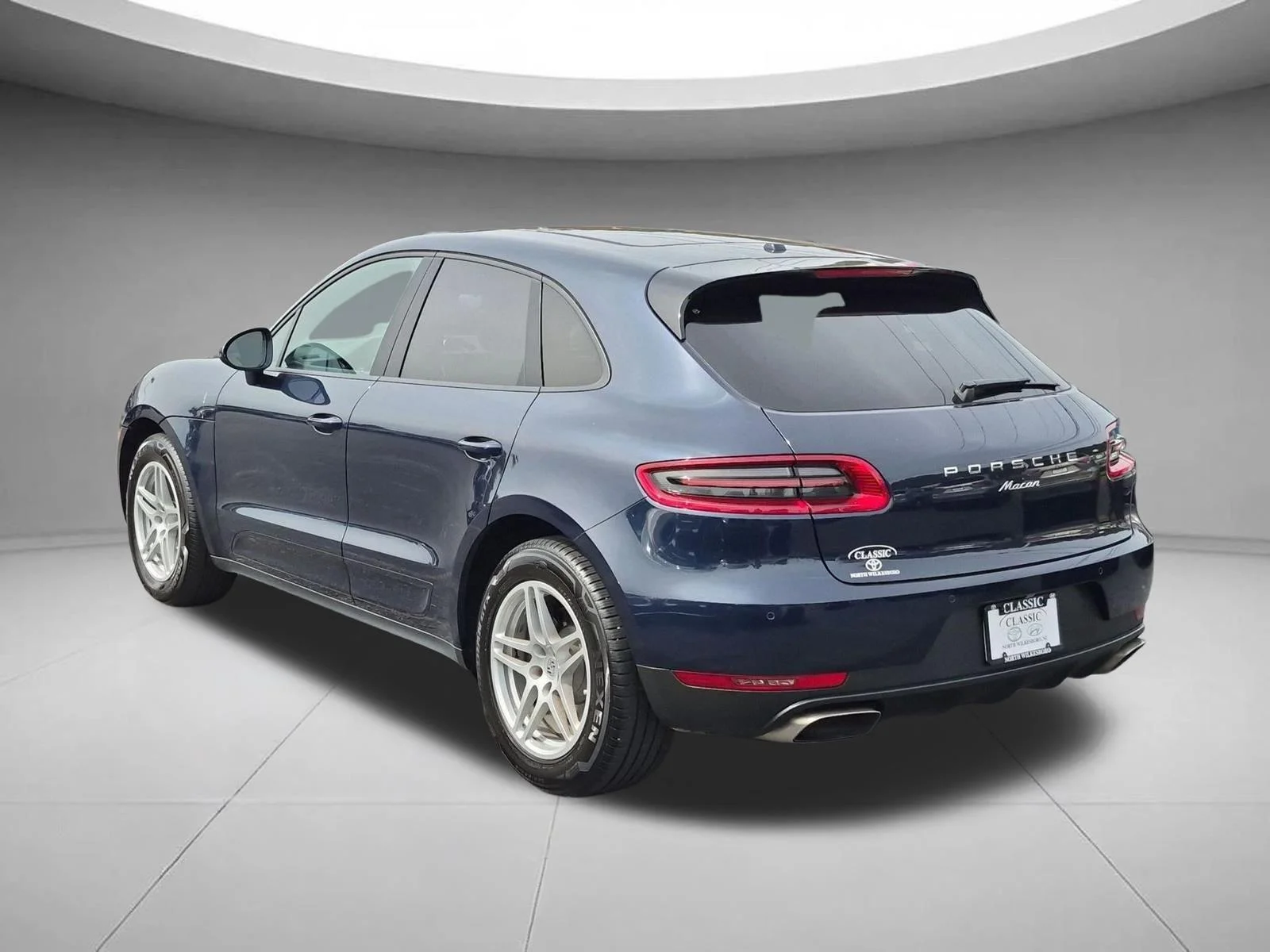 Used 2018 Night Blue Metallic Porsche  image 3