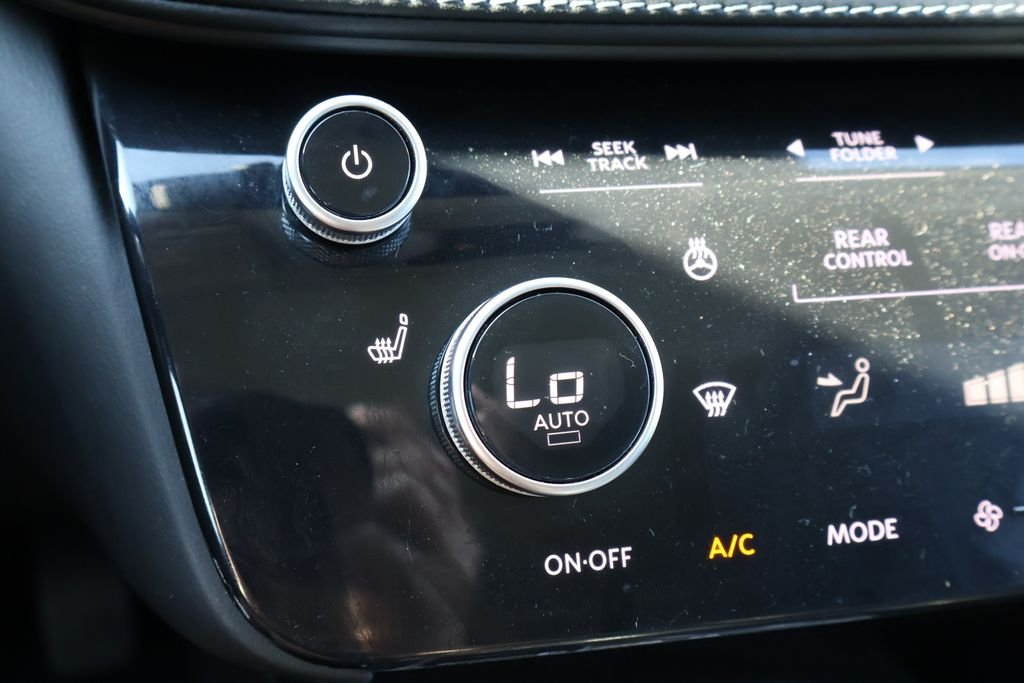 Used 2024 White INFINITI LUXE image 25