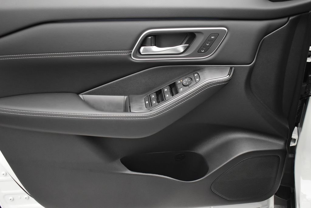 New 2026 Everest White Pearl TriCoat / Super Black Two-tone Nissan Platinum image 10