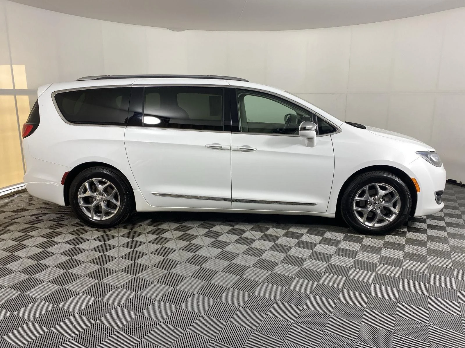 Used 2019 Bright White Clearcoat Chrysler Limited image 4