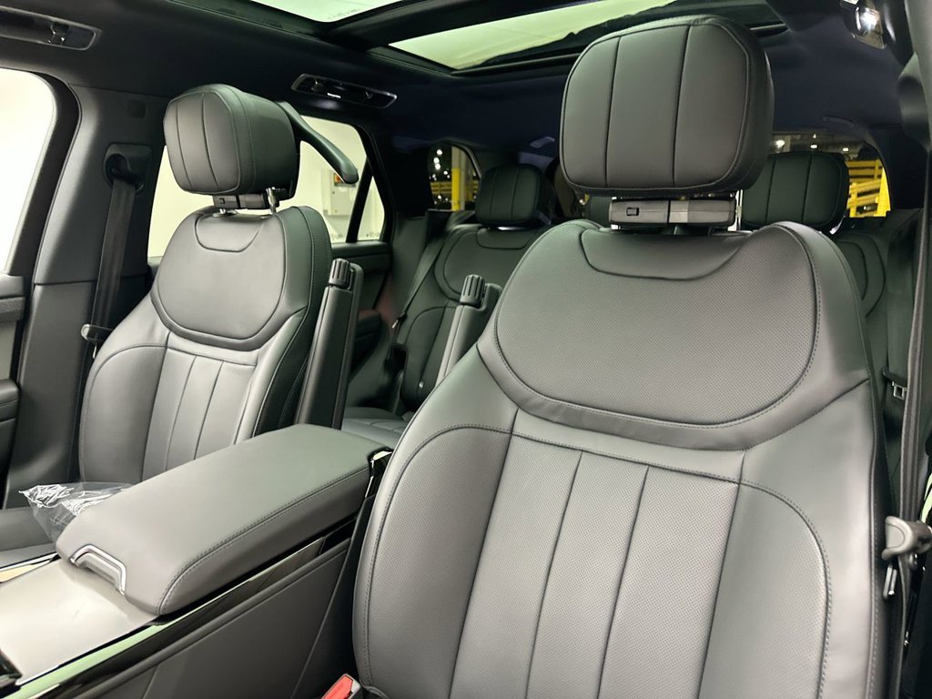 New 2027 Santorini Black Land Rover SE image 10