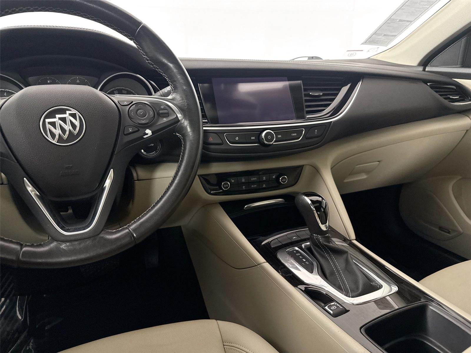 Used 2018 White Frost Tricoat Buick Essence image 33