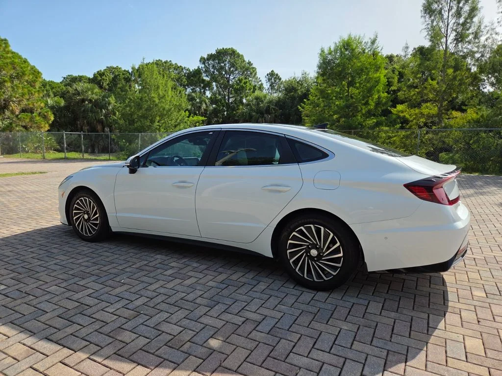 Used 2023 White Hyundai Limited image 9
