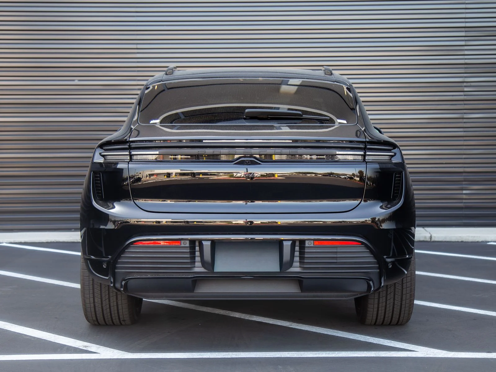 2025 Porsche Macan Turbo Electric - Photo 6