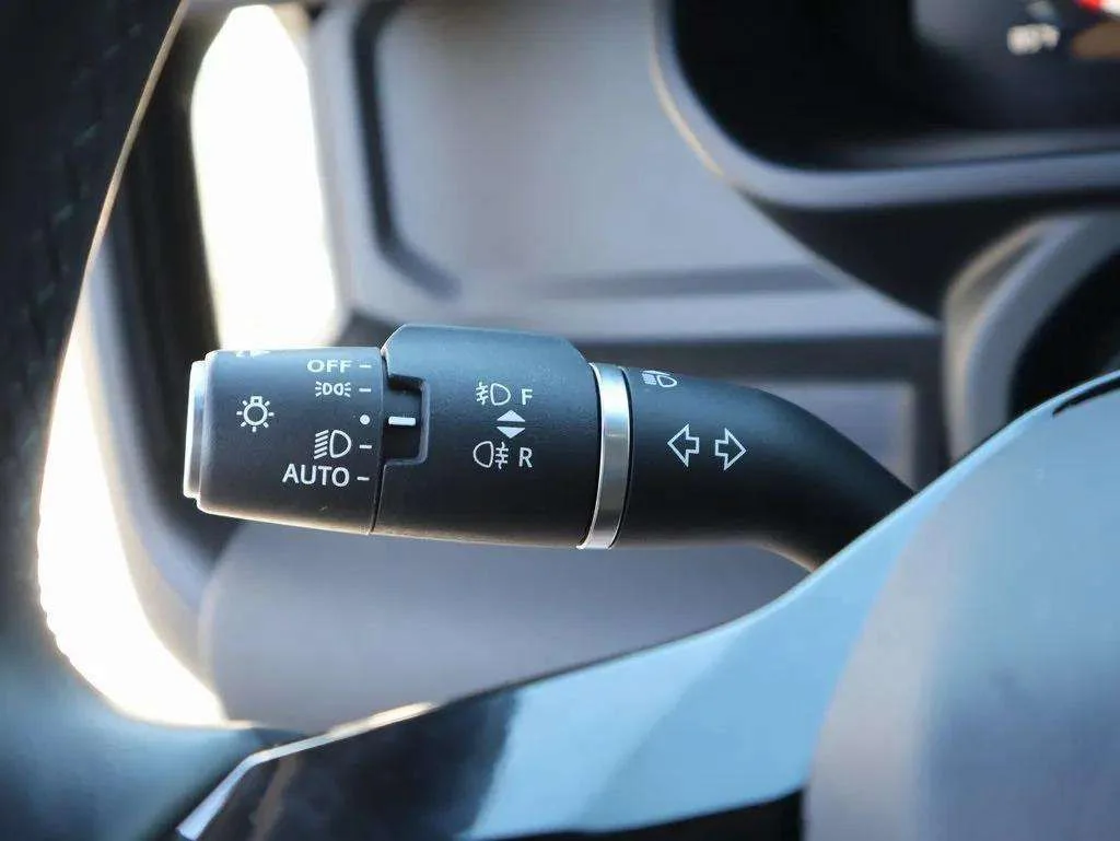 2024 Land Rover Defender X-Dynamic SE - Photo 12