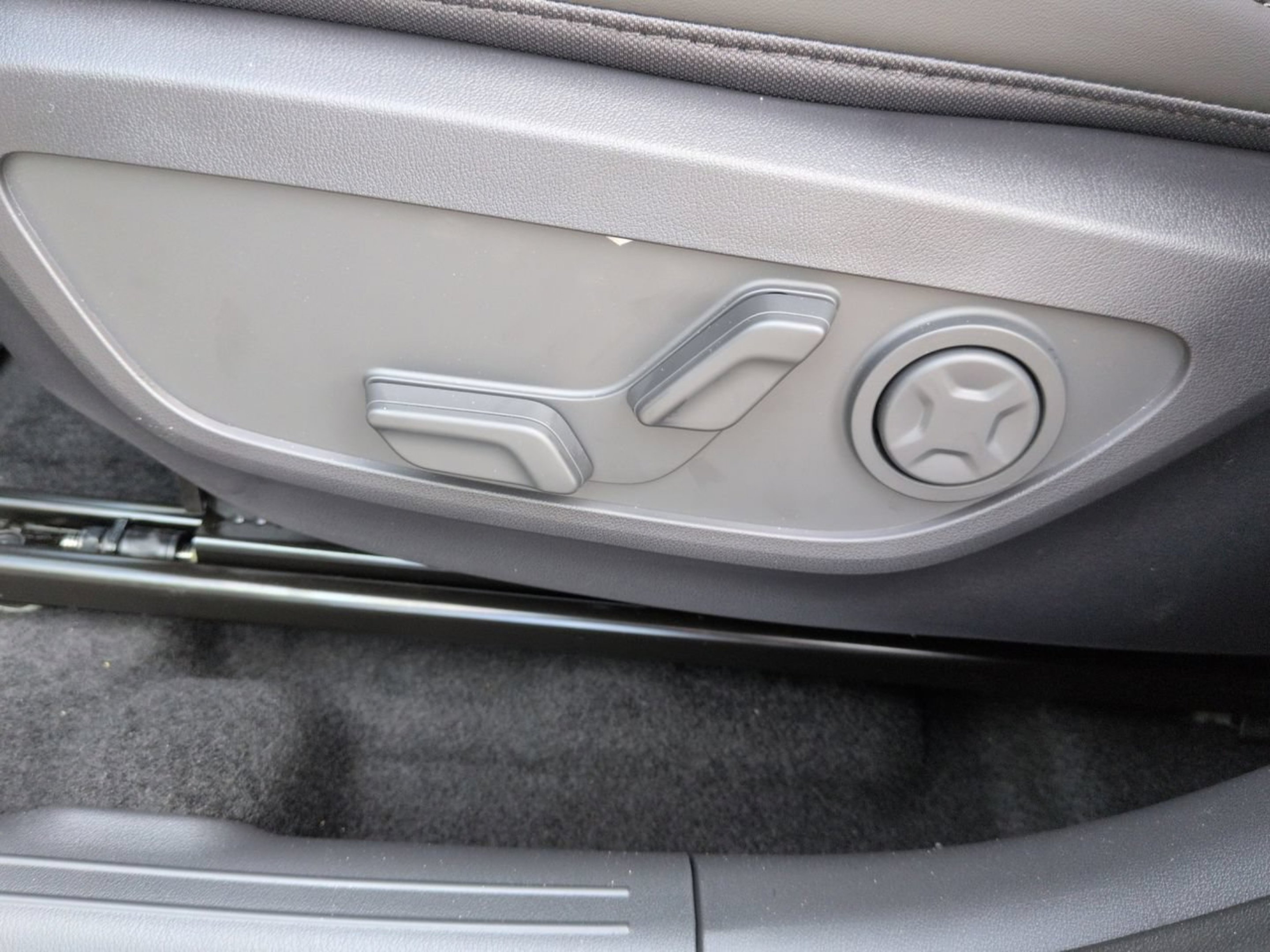 New 2027 Snow White Pearl Kia EX image 26