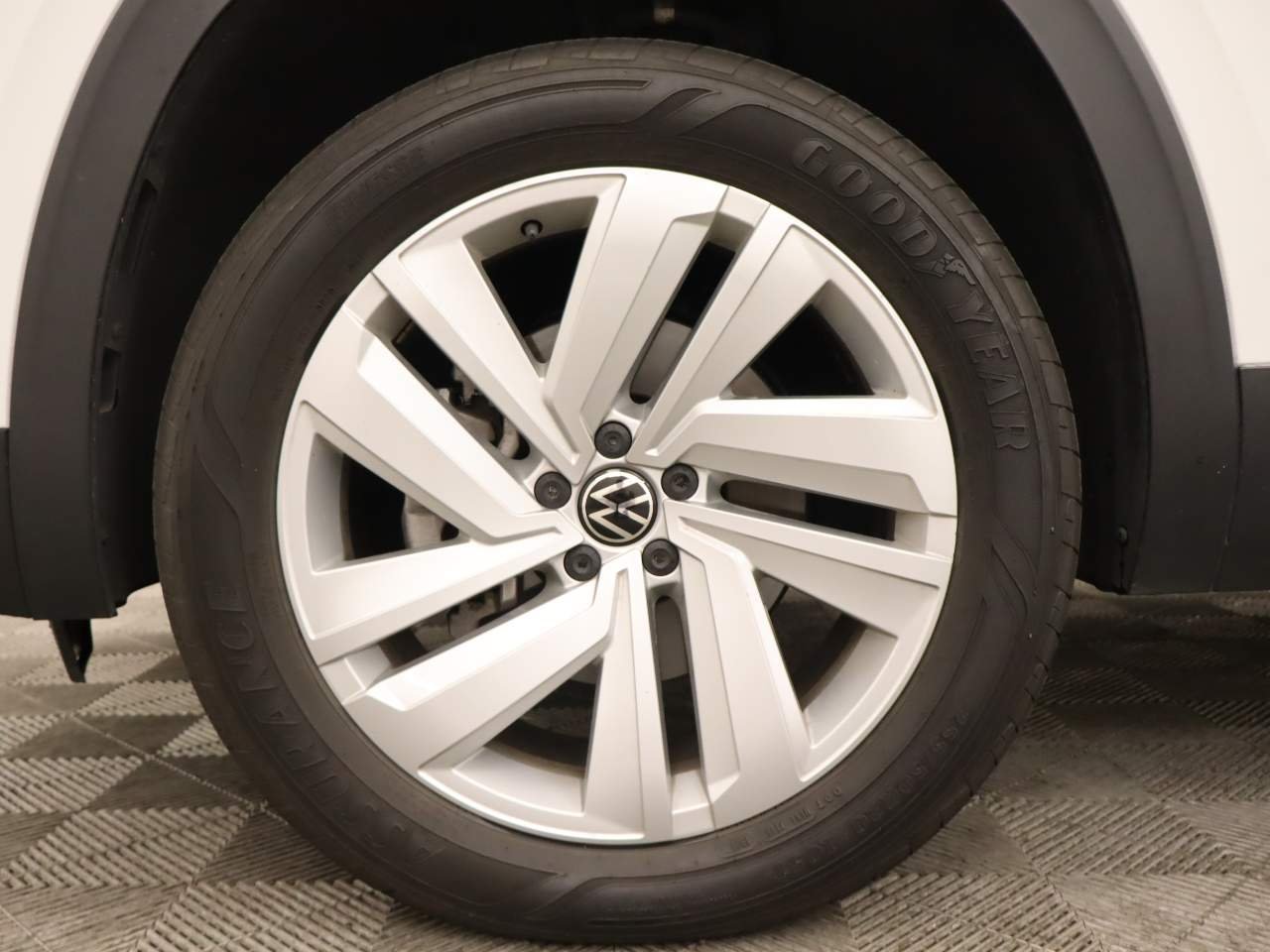 Used 2022 Pure White Volkswagen SE 4Motion image 6