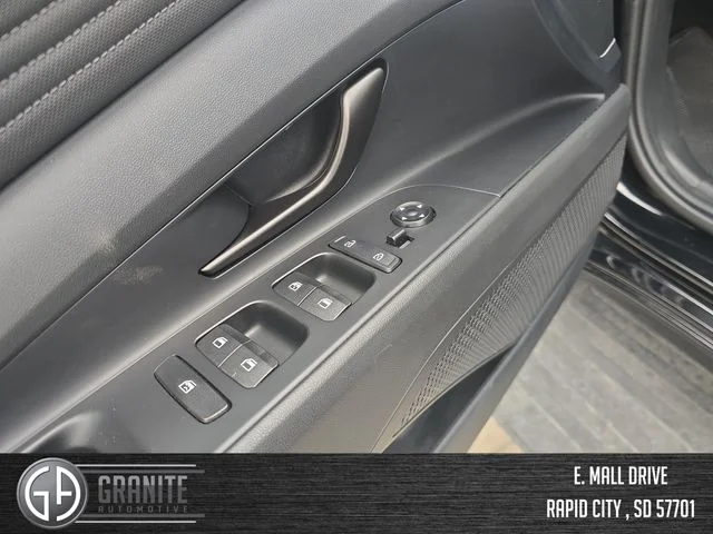 2025 Hyundai Elantra SEL - Photo 12