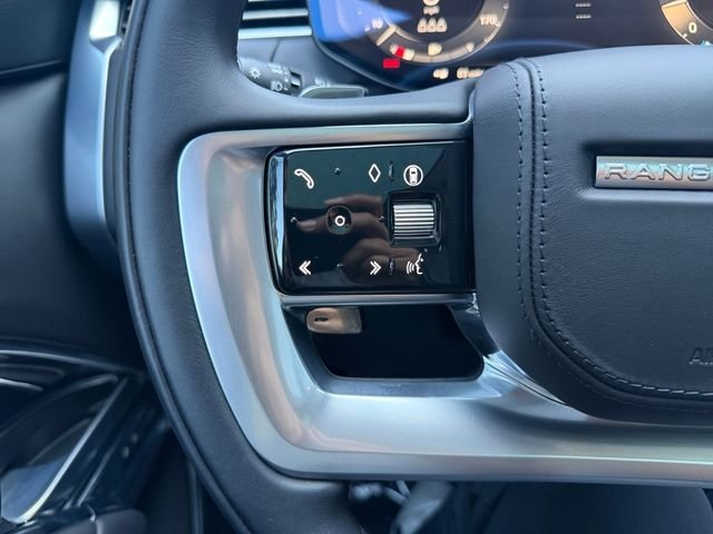Used 2025 White Land Rover SE image 22