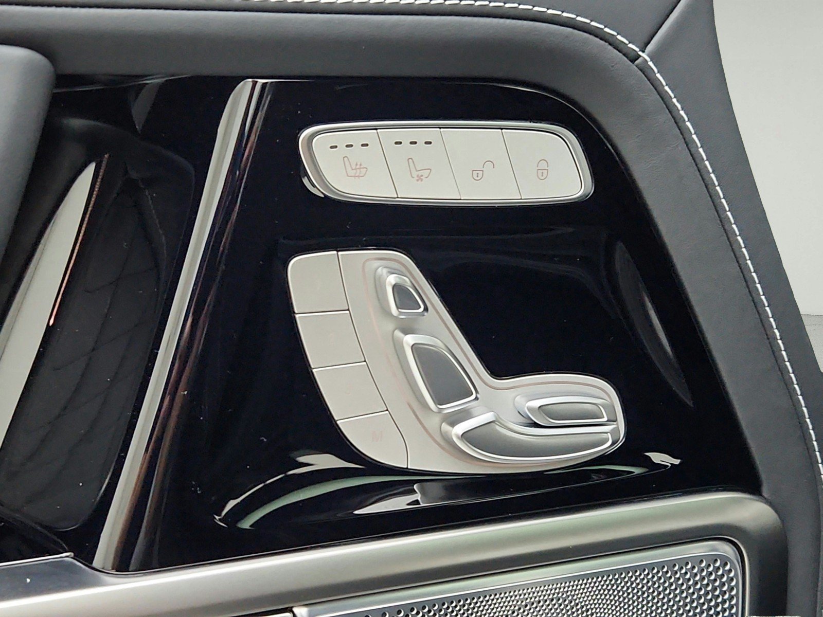 New 2027 MANUFAKTUR Arabian Grey Non- Metallic Mercedes-Benz AMG® G 63 SUV image 21