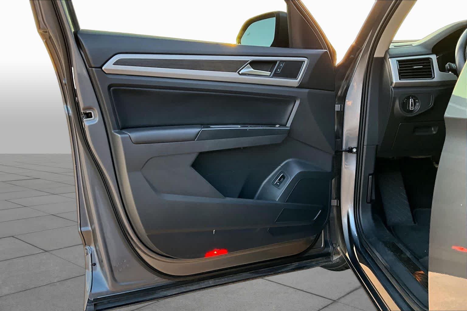Used 2019 Platinum Gray Metallic Volkswagen 3.6L V6 SEL R-Line image 21