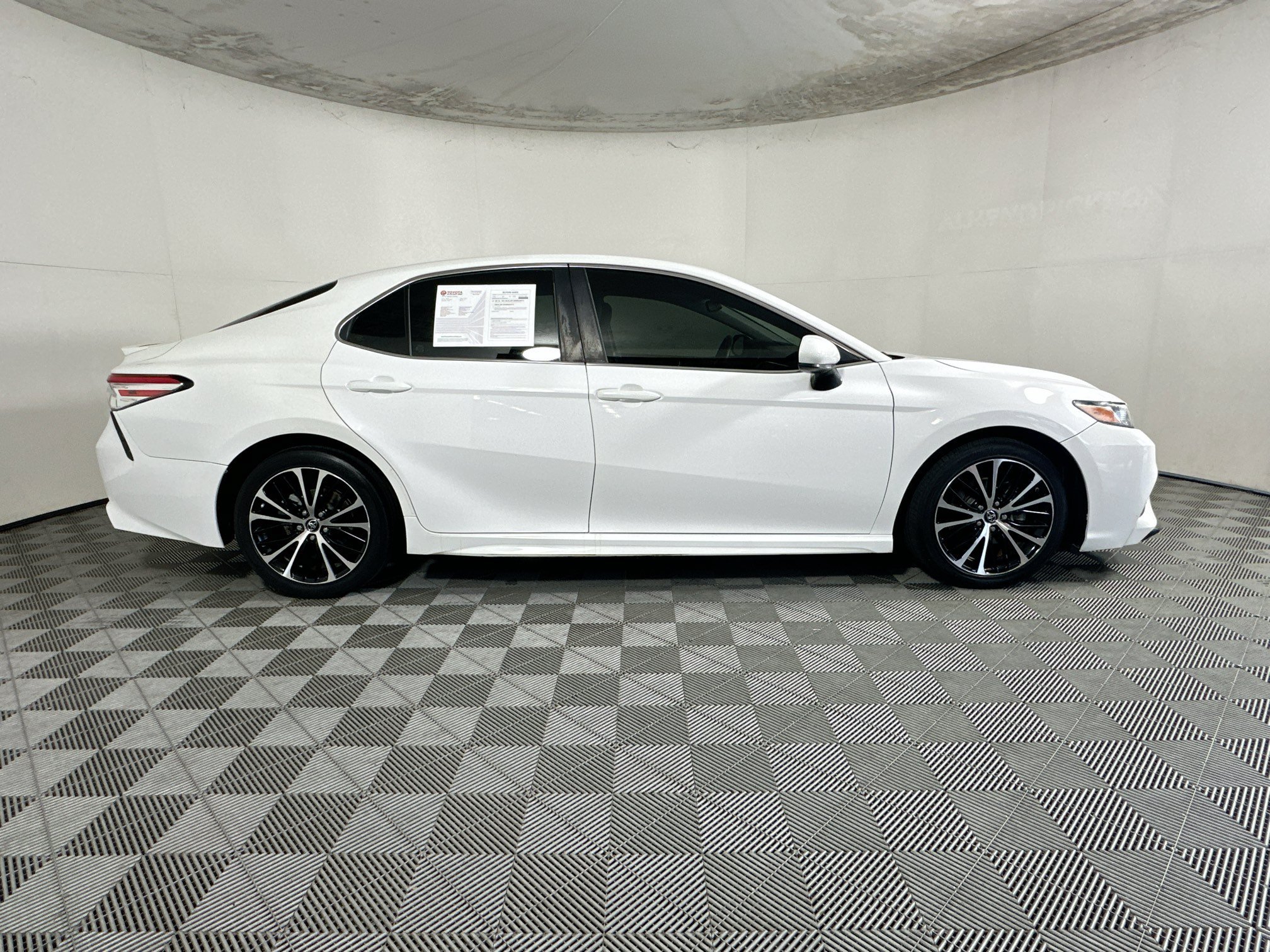 Used 2018 Super White Toyota SE image 2