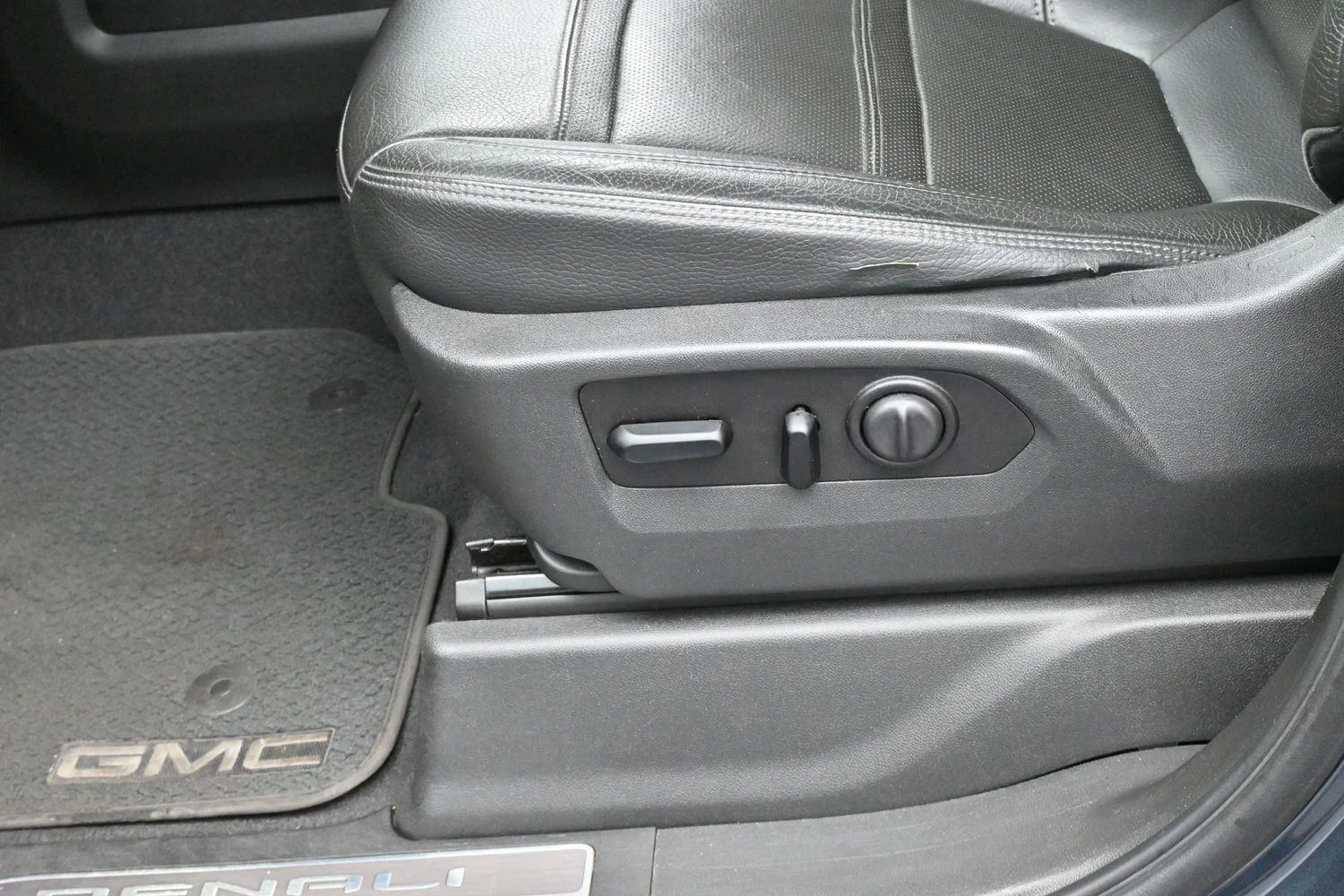 Used 2020 Dark Sky Metallic GMC Denali image 14