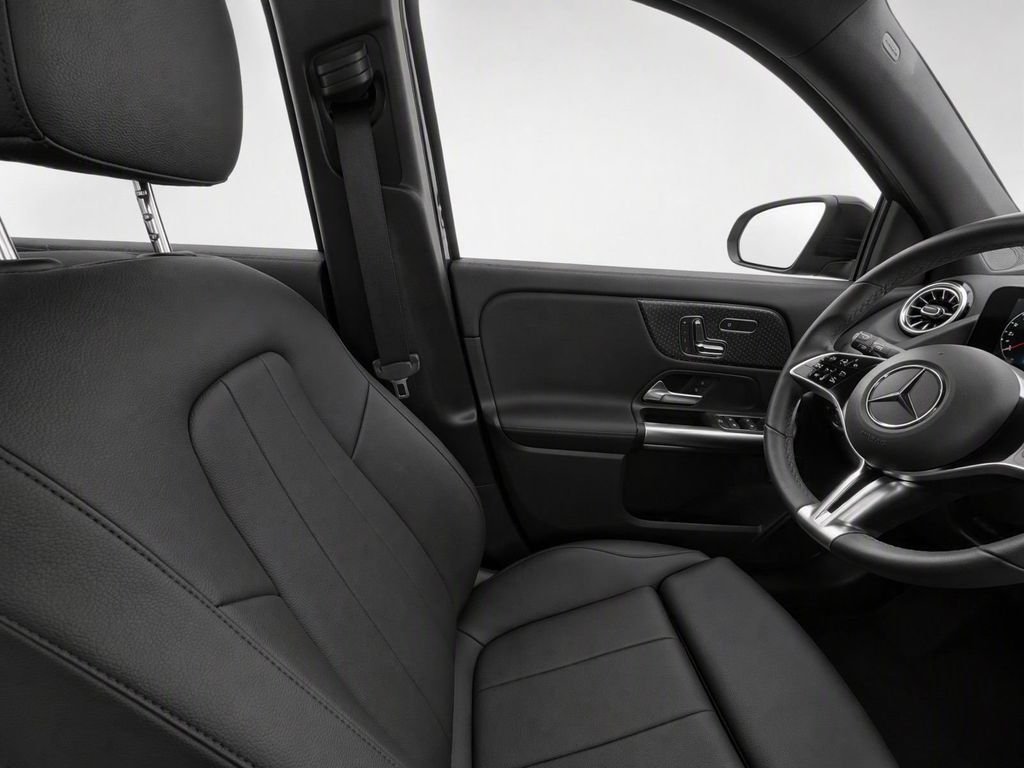 Used 2025  Mercedes-Benz GLA 250 image 26