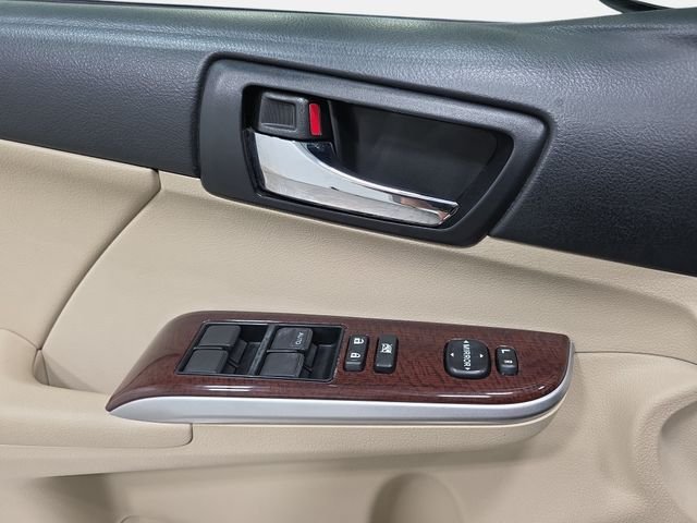 Used 2012 White Toyota XLE image 28