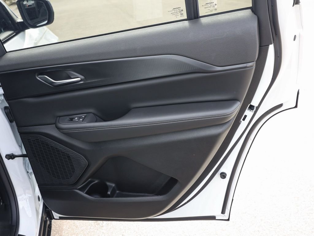 New 2026 Bright White Clear-Coat Exterior Paint Jeep Laredo image 18