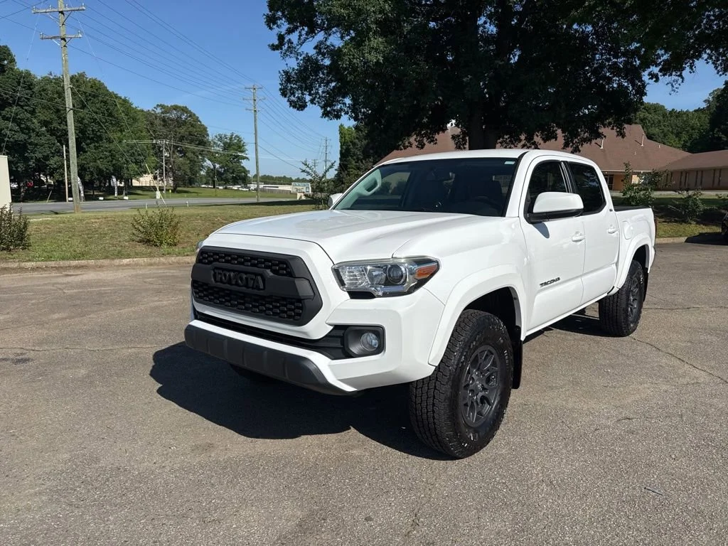 2017 Toyota Tacoma SR5 Double Cab 4x4 V6 Auto Short Bed's photo