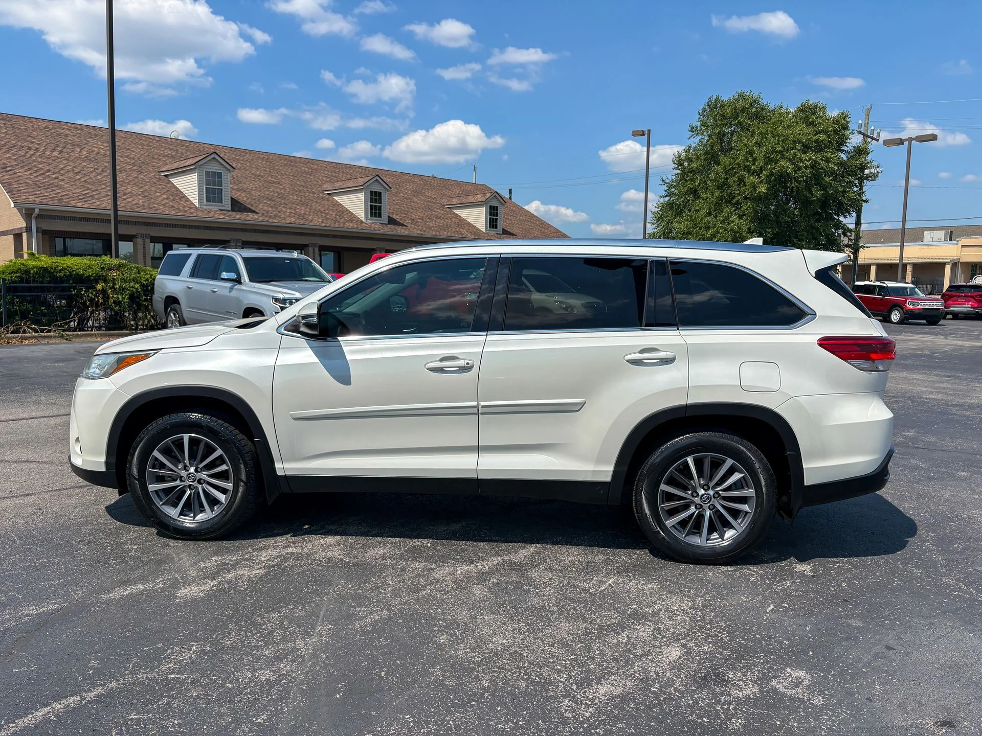 Used 2019 White Toyota XLE image 7