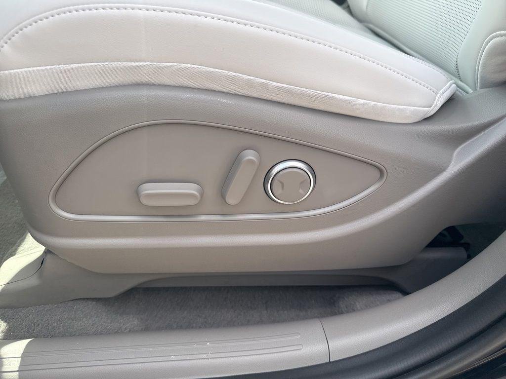 New 2026 Black Hyundai SEL 7P image 16