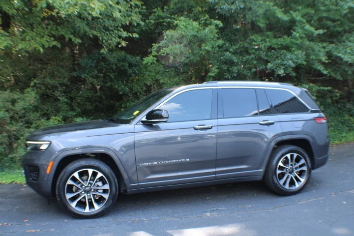 Used 2022 Gray Jeep Overland 4x4 image 4