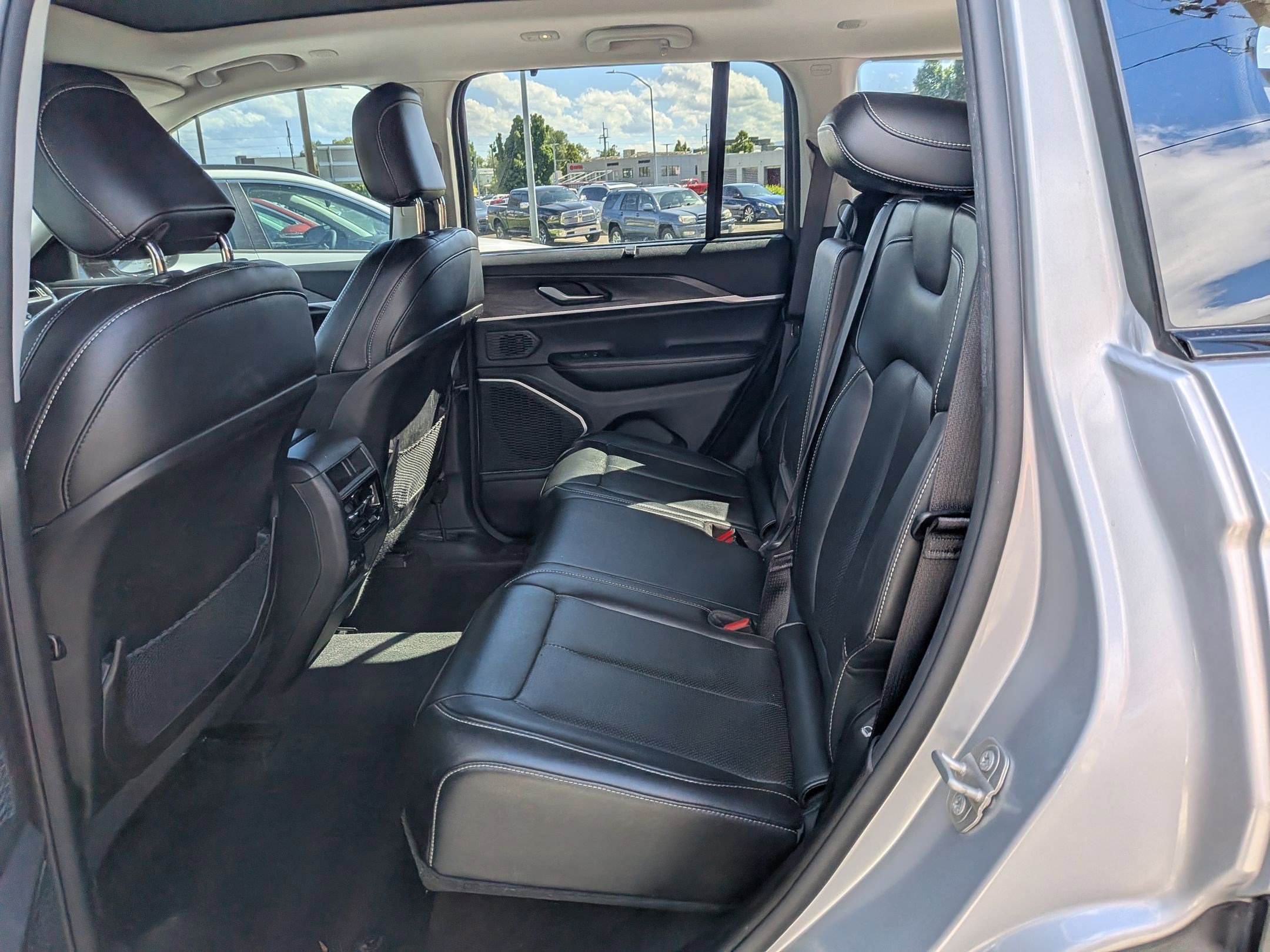 Used 2023 Silver Zynith Jeep 4xe image 30