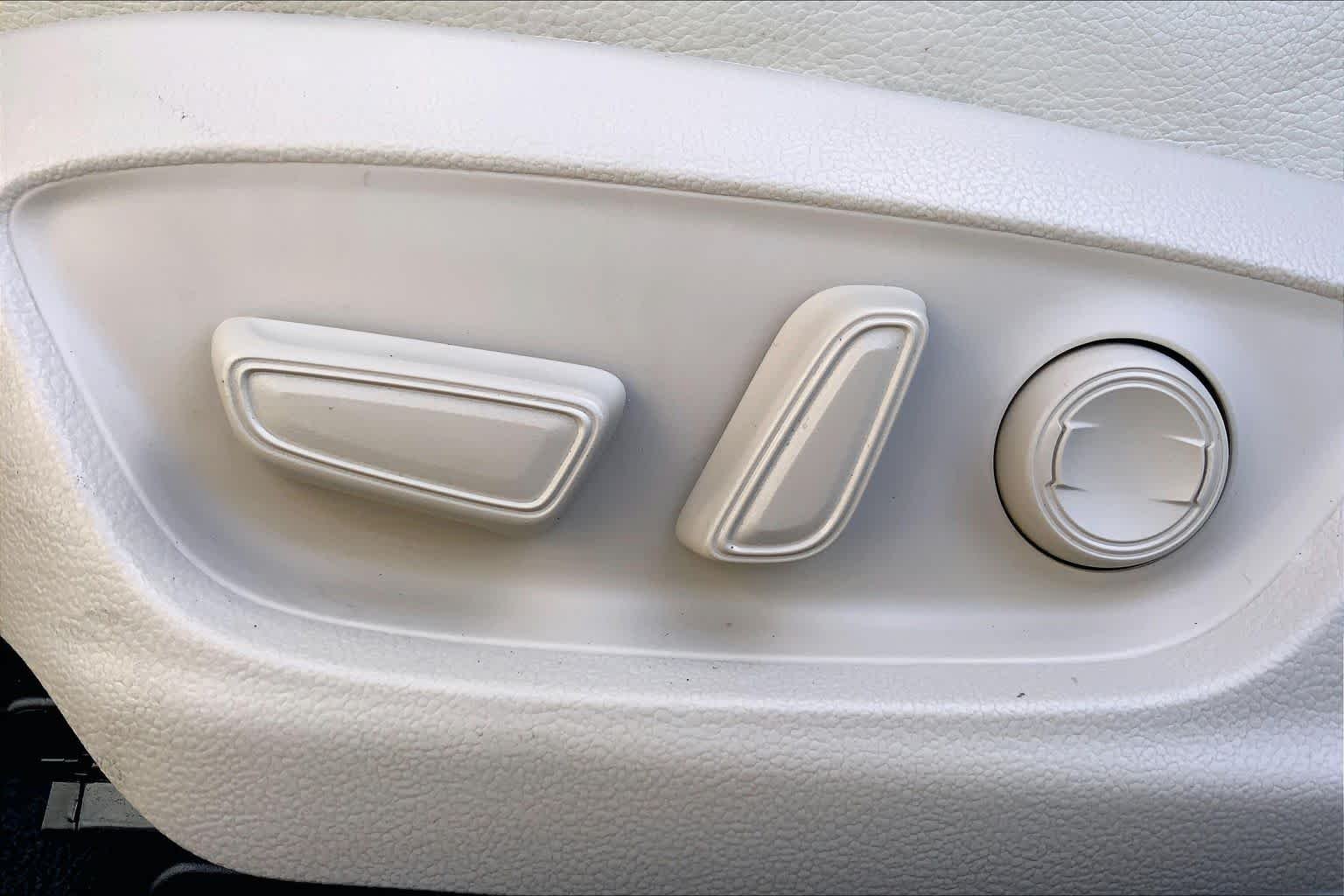 Used 2022 Wind Chill Pearl Toyota XLE image 34