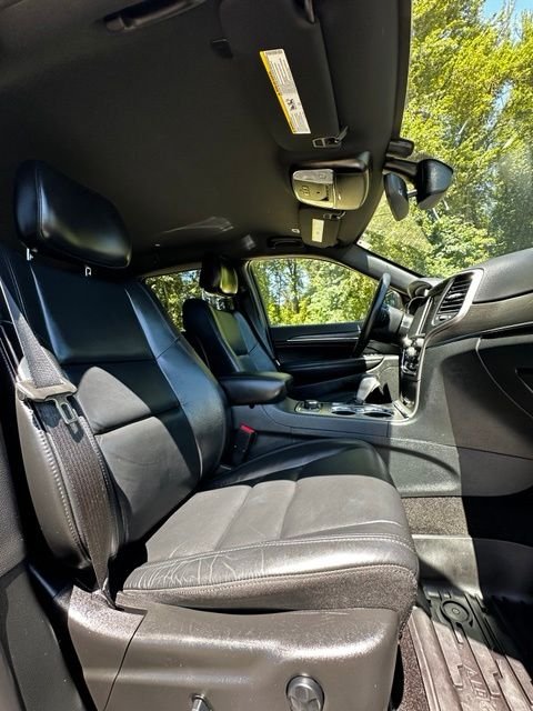 Used 2018 Billet Silver Metallic Clearcoat Jeep Limited image 22
