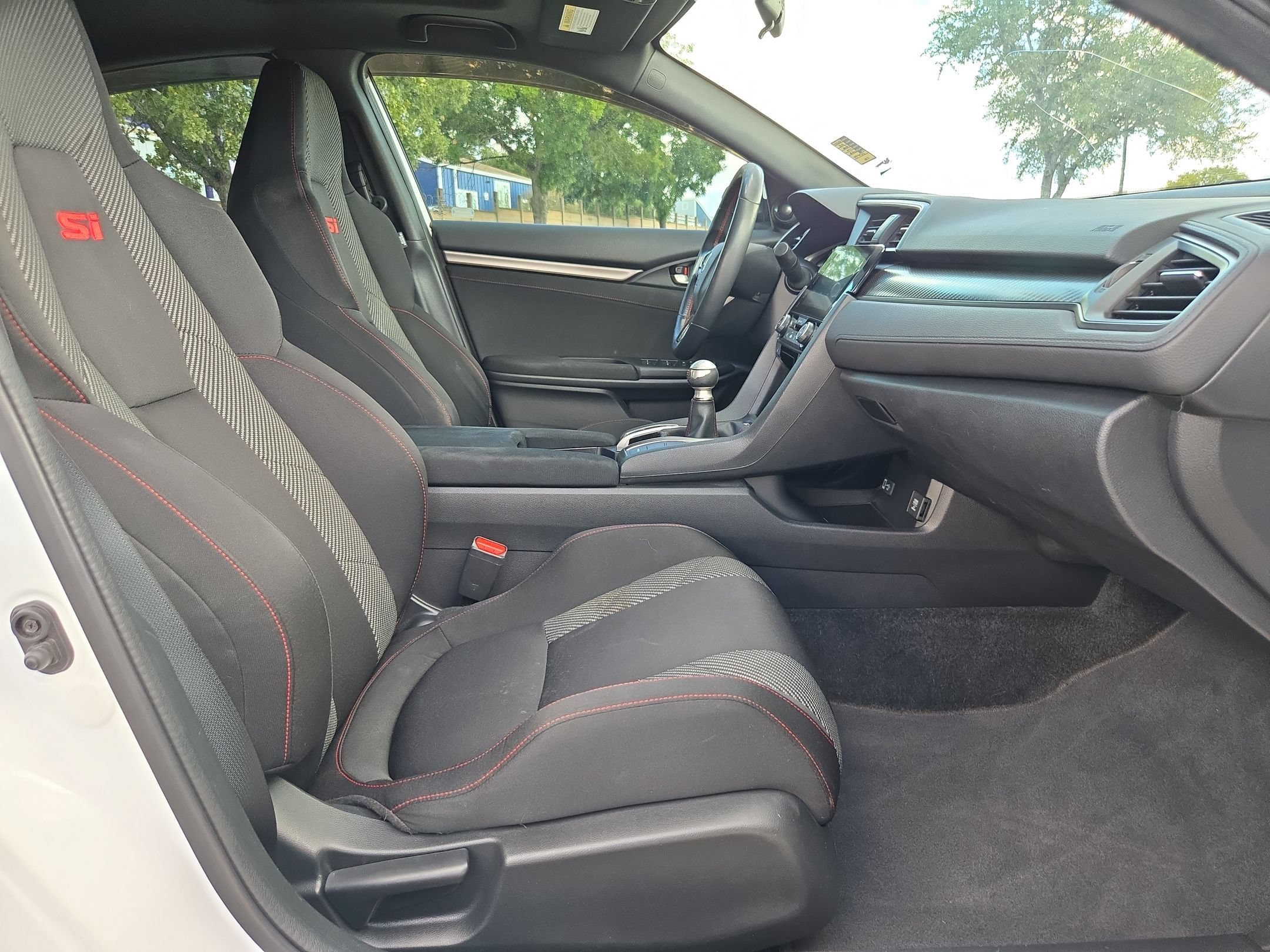 Used 2018 White Honda  image 27