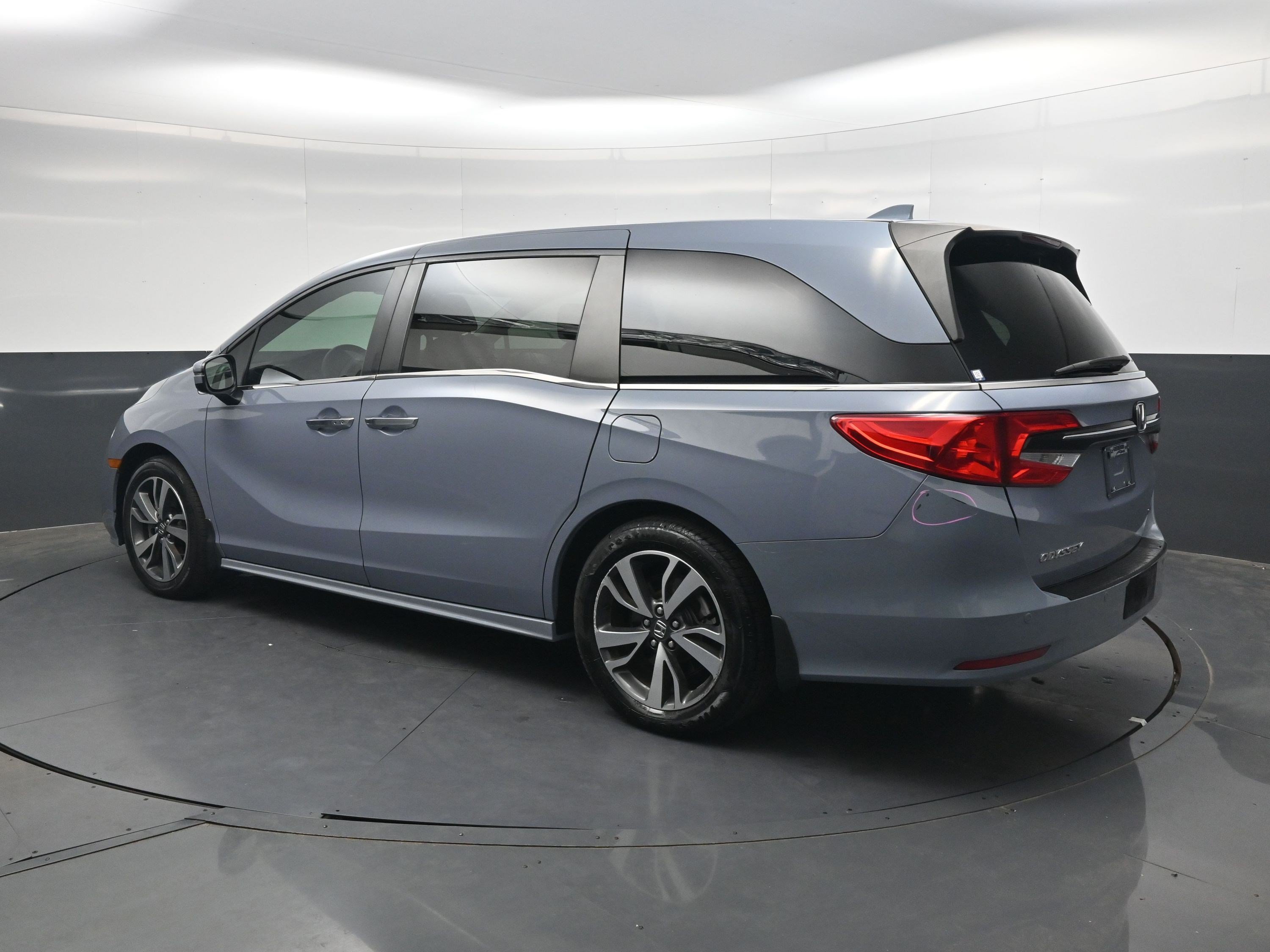 Used 2023 Sonic Gray Pearl Honda Touring image 6