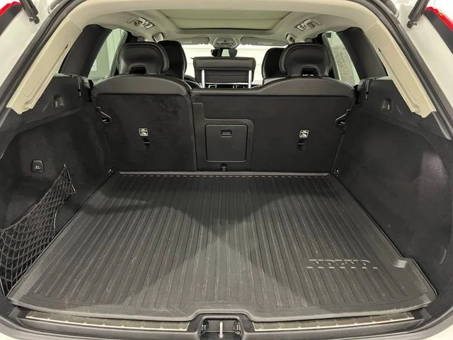 Certified Used 2022 Crystal White Volvo Momentum image 22