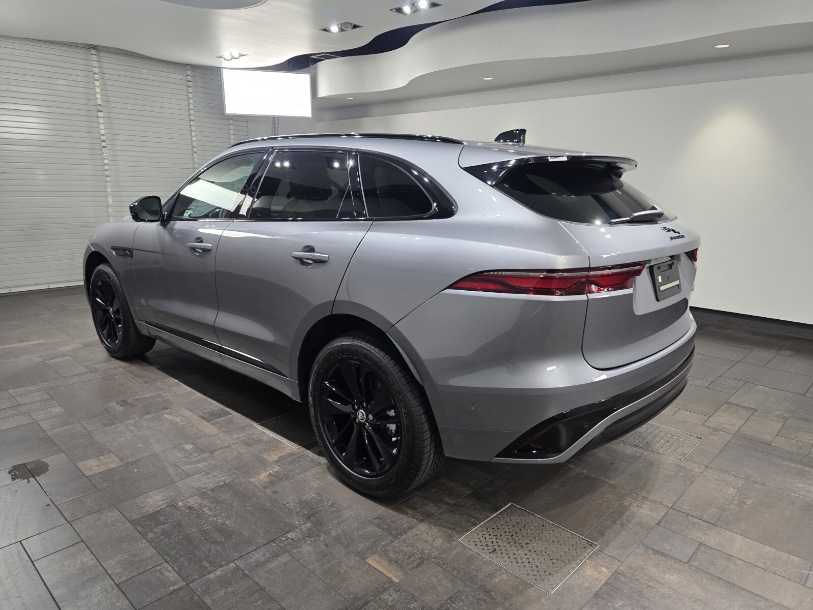 New 2026 Eiger Grey JAGUAR P250 R-DYNAMIC S image 4