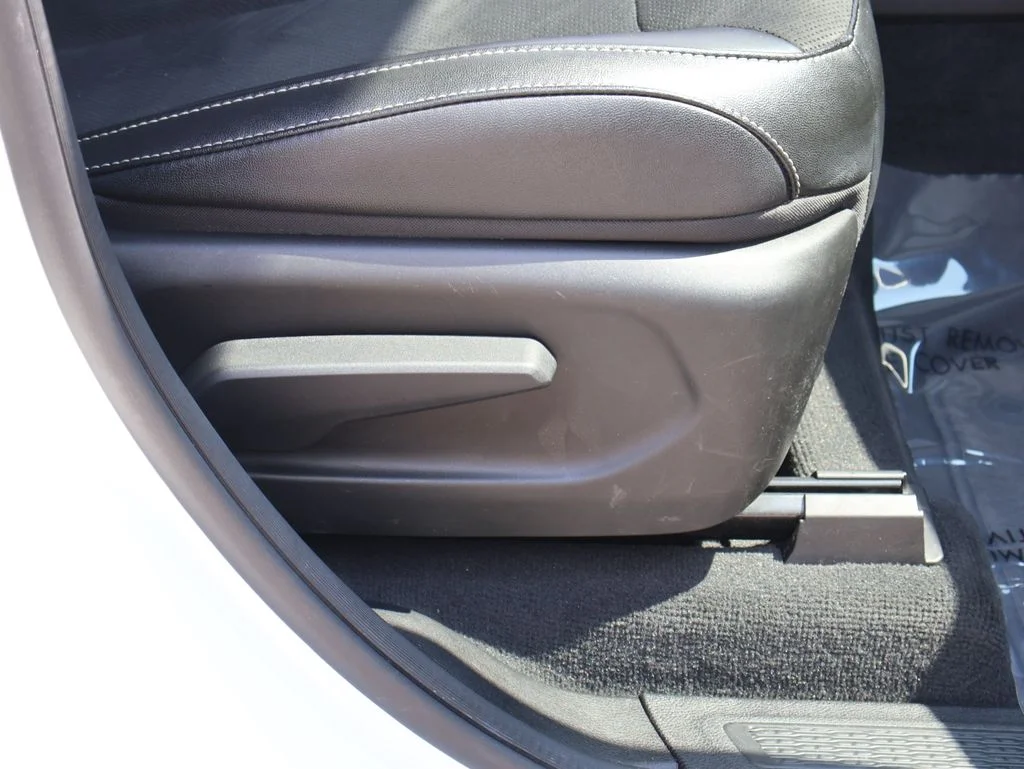 Used 2024 White Jeep Altitude image 9
